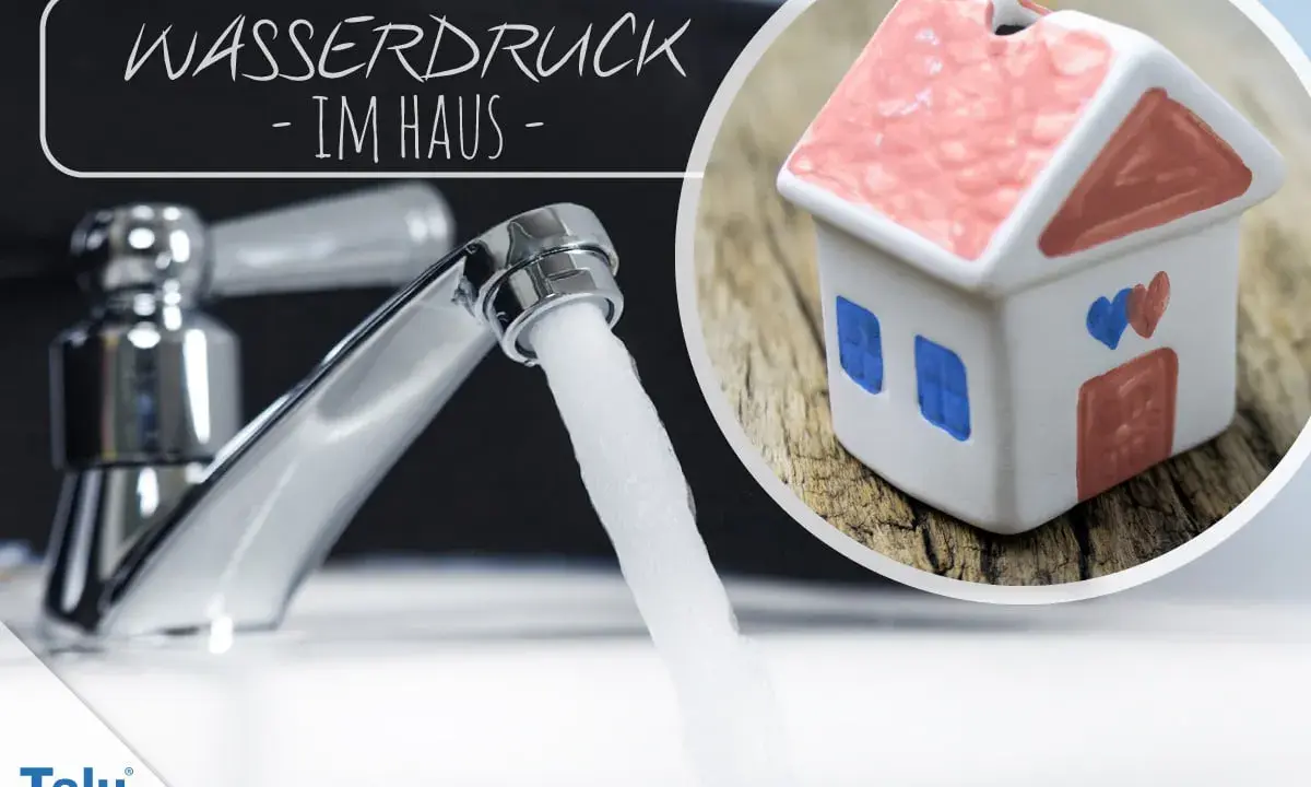 Wasser fließt kräftig aus einem Wasserhahn, während ein kleines Haus mit Herzen auf der Seite steht. Der Text "Wasserduck im Haus" ist sichtbar.