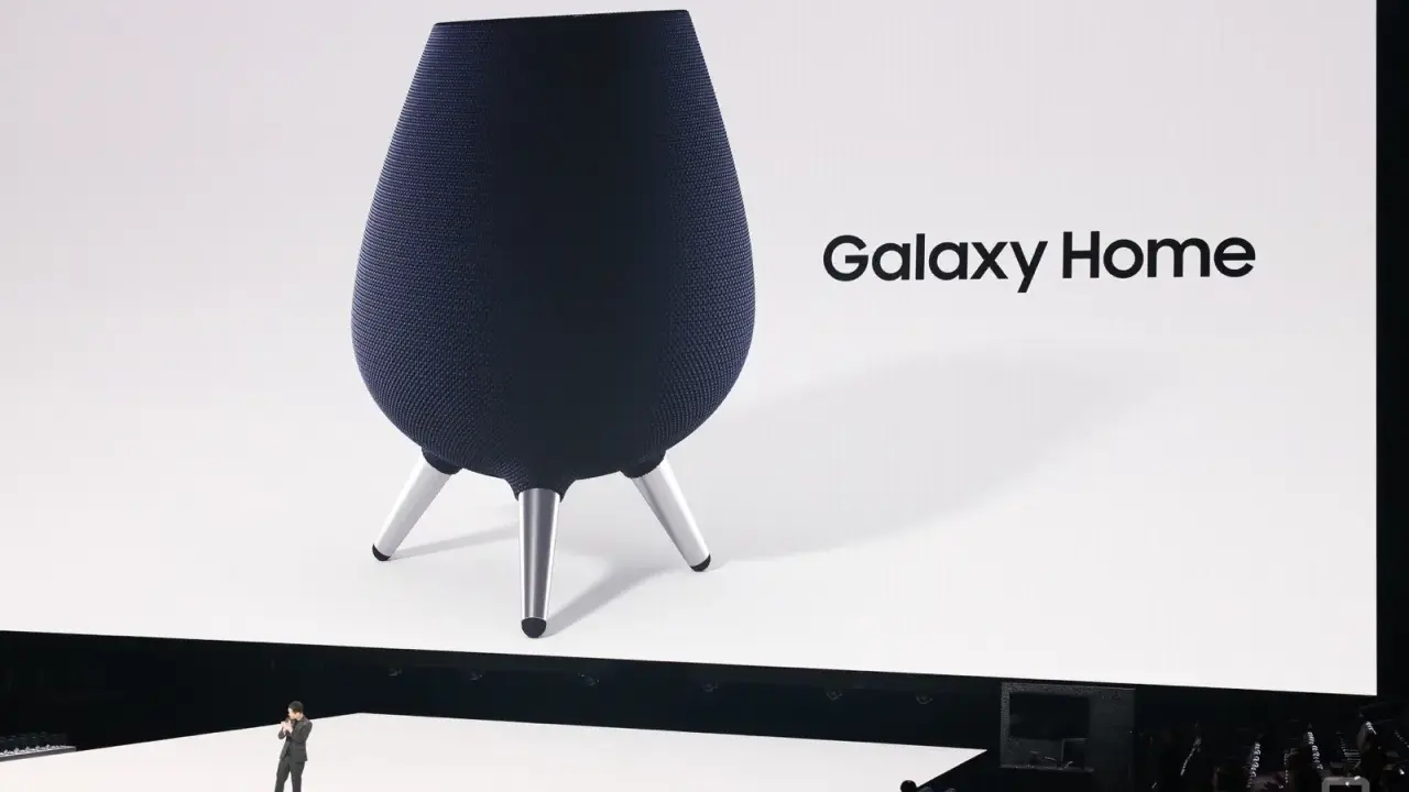 Samsung Assistant Galaxy Home: Ein Mann präsentiert den neuen Smart Speaker auf einer Bühne.