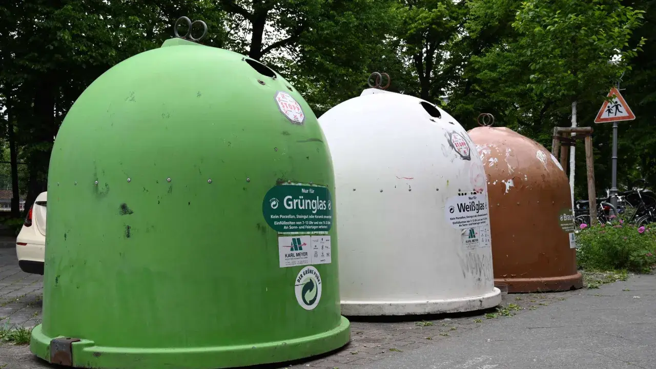 Drei Glascontainer in Grün, Weiß und Braun stehen nebeneinander. Hier kann man Fensterglas entsorgen.