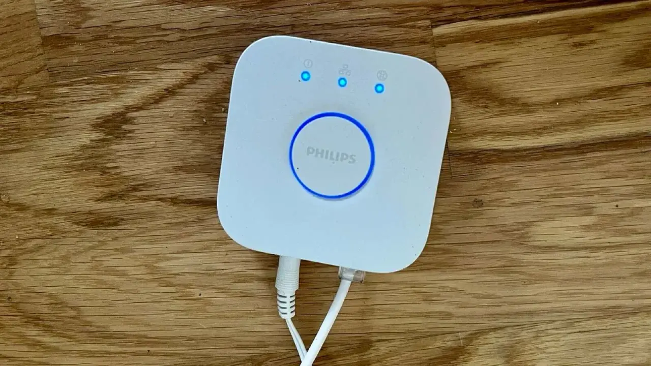 Philips Hue Bridge, das Herzstück für dein smartes Lichtsystem, nutzt Zigbee für die Verbindung.