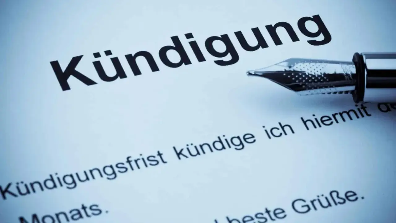 Kündigungsschreiben mit Füllfederhalter. Der Text erwähnt "Kündigungsfrist" und "544 BGB".