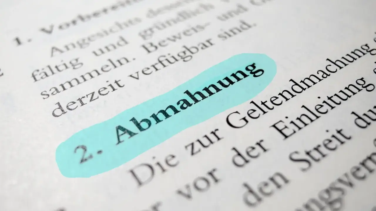 Ein Textauszug mit dem hervorgehobenen Wort "Abmahnung". Dies könnte ein wichtiger Schritt sein, wenn ein Vermieter eine Abmahnung verschickt.