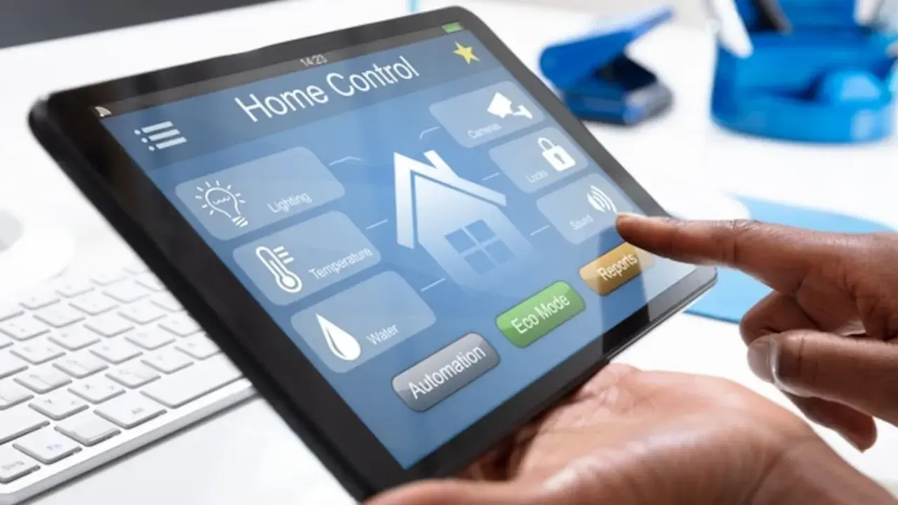 Ein Finger tippt auf ein Tablet mit der Home Control App. Hier kann man das smart home einrichten, Licht, Temperatur und mehr steuern.