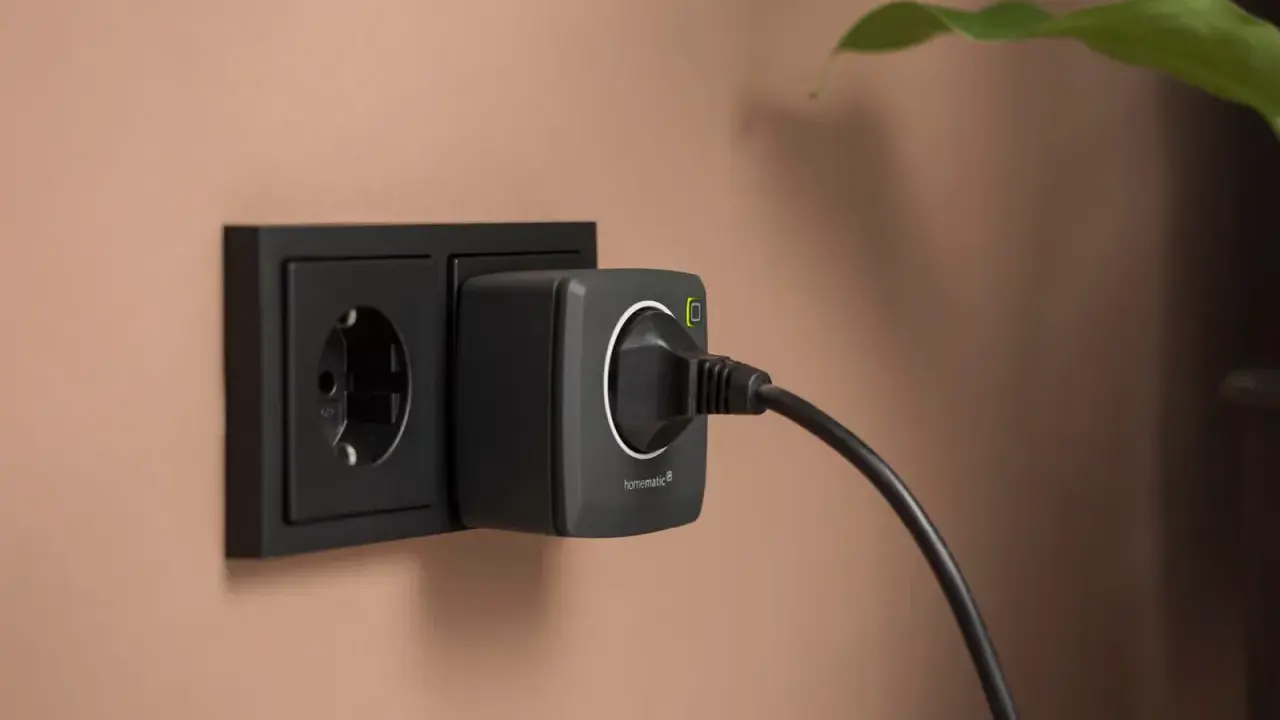 So einfach lässt sich eine Steckdose smart machen: Ein Adapter wird eingesteckt und steuert nun Geräte per App.