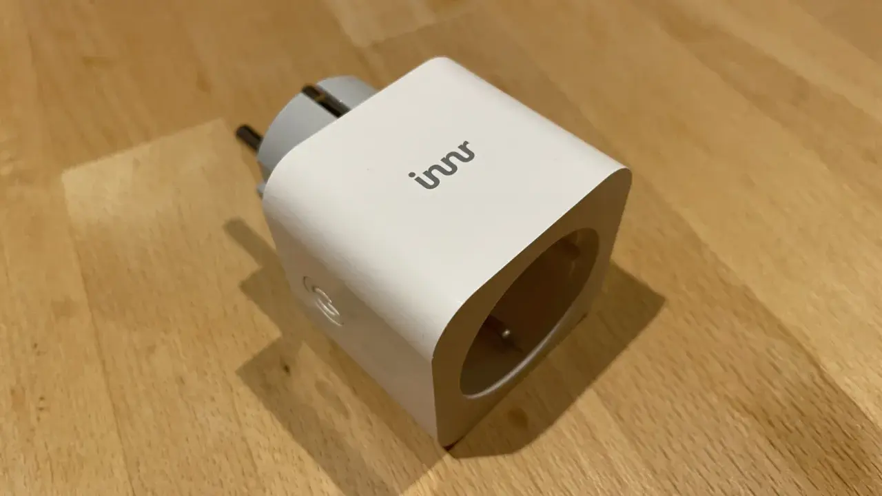Weißer Smart-Stecker mit "innr"-Logo, kompatibel mit Alexa und Zigbee, für ein smartes Zuhause.