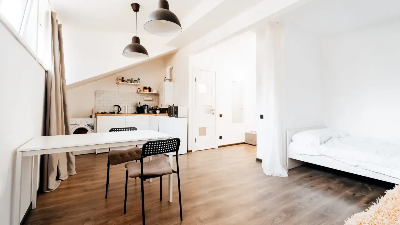 Helles, offenes Studio mit Küchenzeile, Essbereich und Bett. Perfekt für kleine Zimmer einrichten.