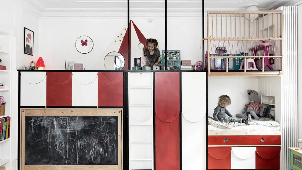 Kreatives Kinderzimmer mit wenig Platz: Zwei Kinder spielen auf verschiedenen Ebenen, eine Tafel und ein Hochbett mit Spielzeug.