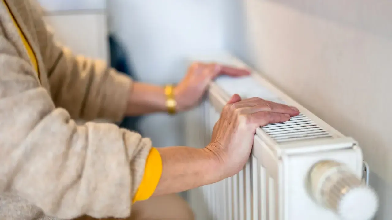 Hände auf Heizung, obwohl sie auf Null steht. Trotzdem warm, aber was sind die Kosten?