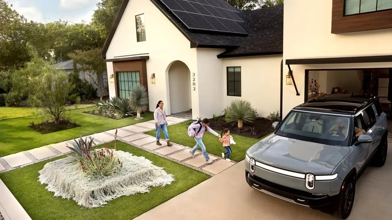 Familie kommt nach Hause, das elektrische Auto parkt vor dem Haus mit Solaranlagen. Ein smartes Garagentor öffnet sich automatisch.