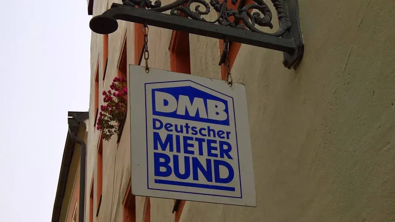 Schild des Deutschen Mieterbunds (DMB). Mitgliedsbeiträge sind oft mieterverein steuerlich absetzbar.