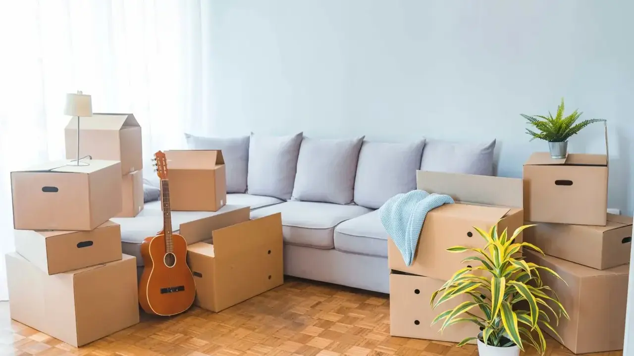 Umzugskartons stapeln sich, eine Gitarre lehnt an der Wand. Ein neuer Lebensabschnitt beginnt, ein Muster für den Einzug in die Mietwohnung.