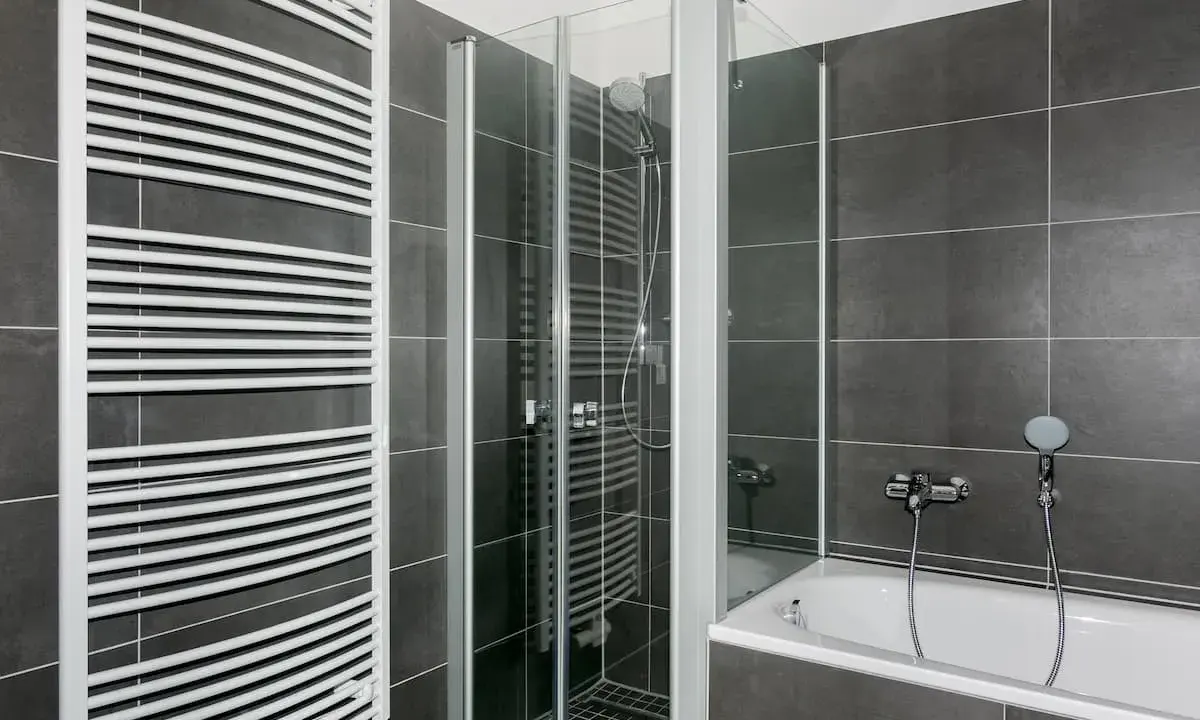 Modernes Bad mit Dusche und Wanne. Hier kann man sich nach einem langen Tag entspannen und ein kosten Vollbad genießen.