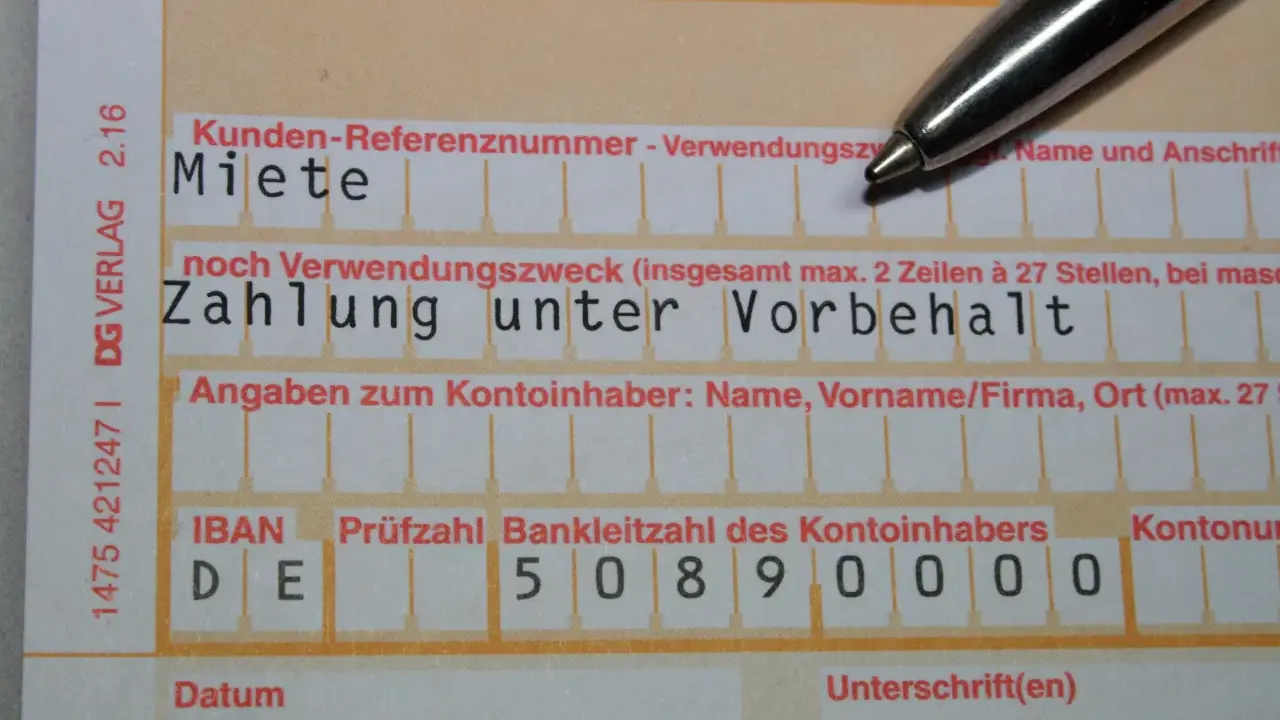 Zahlung der Miete unter Vorbehalt auf einem Formular. Ein Stift liegt bereit.