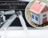 Wasser fließt kräftig aus einem Wasserhahn, während ein kleines Haus mit Herzen auf der Seite steht. Der Text "Wasserduck im Haus" ist sichtbar.