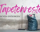 Tapetenreste richtig entsorgen: Ein Besen und ein voller Müllsack stehen vor einer abgenutzten Wand.