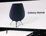 Samsung Assistant Galaxy Home: Ein Mann präsentiert den neuen Smart Speaker auf einer Bühne.