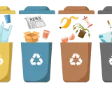Vier Mülleimer mit Recycling-Symbolen: Gelb für Plastik, Blau für Papier, Braun für Biomüll, Grau für Restmüll. Hier werden leere Farbeimer entsorgt.