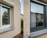 Vorher/Nachher-Vergleich: Ein vergilbtes Kunststofffenster wurde professionell dunkelgrau lackiert.