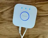 Philips Hue Bridge, das Herzstück für dein smartes Lichtsystem, nutzt Zigbee für die Verbindung.