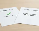 Zwei Dokumente: SCHUFA-BonitätsCheck mit positivem Auskunft-Häkchen und eine Mietschuldenfreiheitsbescheinigung, die bestätigt: Keine ausstehenden Mietzahlungen.