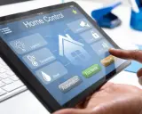 Ein Finger tippt auf ein Tablet mit der Home Control App. Hier kann man das smart home einrichten, Licht, Temperatur und mehr steuern.