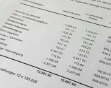 Abrechnungsposten mit Kosten für Gebäudeversicherung, Grundsteuer, Strom, Heizung, Abwasser und Gartenpflege. Die Gesamtkosten betragen 13.667,60 €.