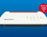 FRITZ! Box 7590 mit leuchtenden LEDs. Ein rotes Symbol mit "Wi-Fi 6" deutet auf die Aktivierung von Wi-Fi 6 hin.