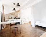 Helles, offenes Studio mit Küchenzeile, Essbereich und Bett. Perfekt für kleine Zimmer einrichten.