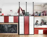 Kreatives Kinderzimmer mit wenig Platz: Zwei Kinder spielen auf verschiedenen Ebenen, eine Tafel und ein Hochbett mit Spielzeug.