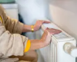 Hände auf Heizung, obwohl sie auf Null steht. Trotzdem warm, aber was sind die Kosten?