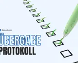 Übergabeprotokoll für die Vorabnahme der Wohnung. Ein grüner Stift setzt Häkchen auf einer Checkliste.