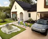 Familie kommt nach Hause, das elektrische Auto parkt vor dem Haus mit Solaranlagen. Ein smartes Garagentor öffnet sich automatisch.