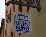 Schild des Deutschen Mieterbunds (DMB). Mitgliedsbeiträge sind oft mieterverein steuerlich absetzbar.