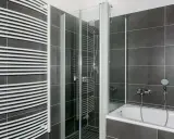 Modernes Bad mit Dusche und Wanne. Hier kann man sich nach einem langen Tag entspannen und ein kosten Vollbad genießen.