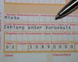 Zahlung der Miete unter Vorbehalt auf einem Formular. Ein Stift liegt bereit.