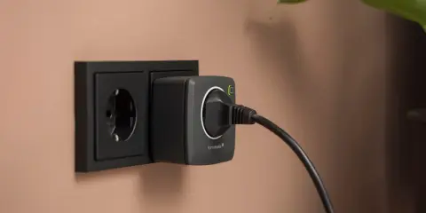 So einfach lässt sich eine Steckdose smart machen: Ein Adapter wird eingesteckt und steuert nun Geräte per App.