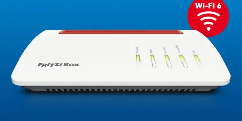 FRITZ! Box 7590 mit leuchtenden LEDs. Ein rotes Symbol mit "Wi-Fi 6" deutet auf die Aktivierung von Wi-Fi 6 hin.