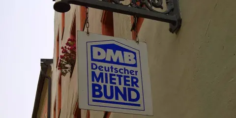 Schild des Deutschen Mieterbunds (DMB). Mitgliedsbeiträge sind oft mieterverein steuerlich absetzbar.
