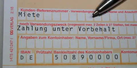 Zahlung der Miete unter Vorbehalt auf einem Formular. Ein Stift liegt bereit.