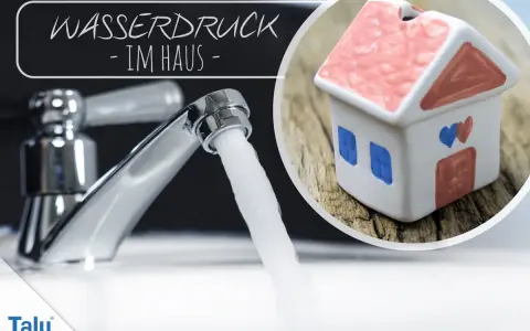 Wasser fließt kräftig aus einem Wasserhahn, während ein kleines Haus mit Herzen auf der Seite steht. Der Text "Wasserduck im Haus" ist sichtbar.