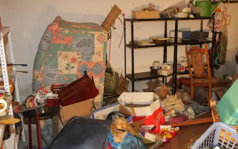 Chaos im Keller: Kartons, Möbel und Müll stapeln sich. Hier stellt sich die Frage, ab wann ist eine Wohnung verwahrlost?