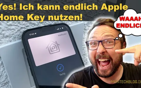 Mann freut sich über sein iPhone mit dem Apple Home Key für die "Hallbude". Endlich ist der Schlüssel digital!
