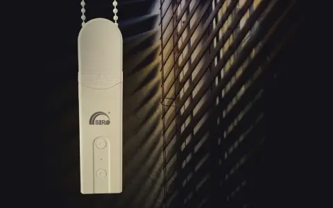 Mit diesem Gerät lässt sich Ihr Rollo smart machen. Die Fernbedienung von SIRO steuert die Jalousien.