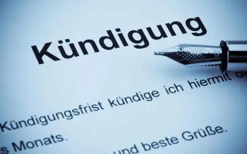 Kündigungsschreiben mit Füllfederhalter. Der Text erwähnt "Kündigungsfrist" und "544 BGB".
