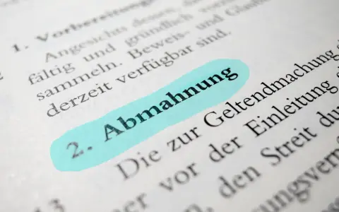Ein Textauszug mit dem hervorgehobenen Wort "Abmahnung". Dies könnte ein wichtiger Schritt sein, wenn ein Vermieter eine Abmahnung verschickt.