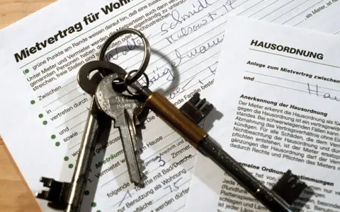 Mietvertrag und Hausordnung liegen bereit, Schlüssel für das neue Zuhause. Der § 540 BGB regelt die Rechte und Pflichten.