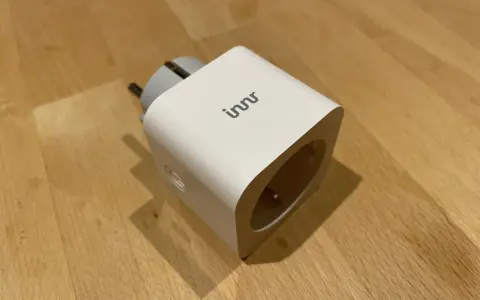 Weißer Smart-Stecker mit "innr"-Logo, kompatibel mit Alexa und Zigbee, für ein smartes Zuhause.
