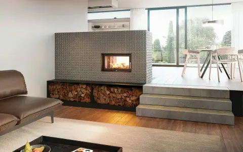 Ein moderner Kachelofen mit Feuerstelle und Holzvorrat. So funktioniert ein Kachelofen: Holz verbrennen, Wärme speichern, langsam abgeben.