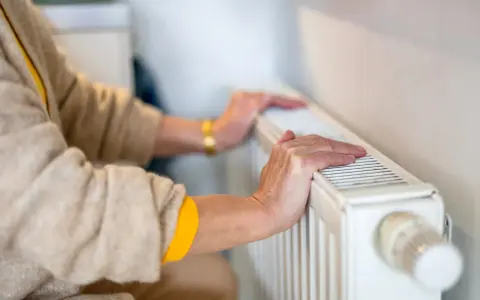 Hände auf Heizung, obwohl sie auf Null steht. Trotzdem warm, aber was sind die Kosten?