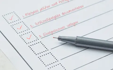 Checkliste für den Mietvertrag: Mietpreis prüfen, Schlüsselübergabe dokumentieren, Energieausweis vorlegen. Der Verwendungszweck Miete ist klar.